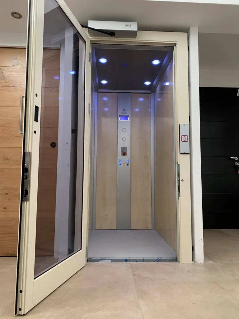 Porte manoeuvrée via la motorisation pour cet ascenseur de maison hydraulique en intérieur installé entre Marseille & Aix en Provence