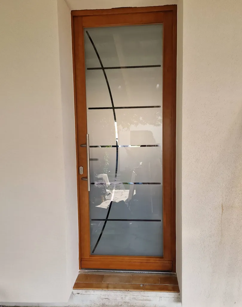 Installation d'une porte d'entrée en bois essence eucalyptus red grandis sur mesure sur la commune de Biganos secteur Bassin d'Arcachon