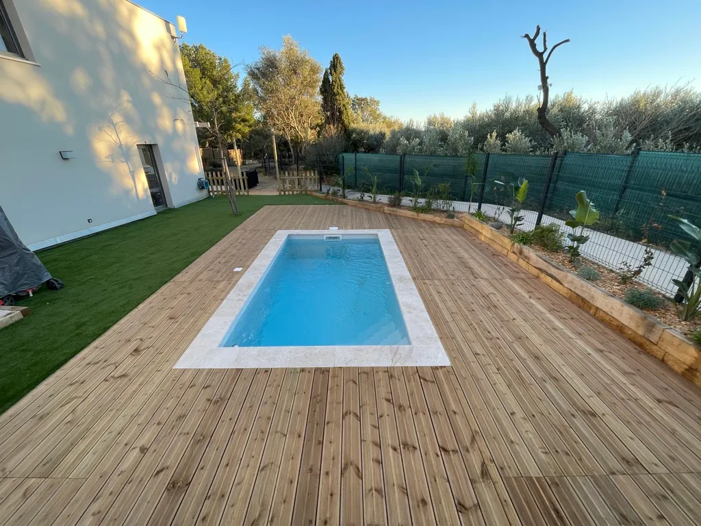 Piscine coque polyester TANNA -10m2 équipée haut de gamme avec traitement automatisé et chauffage performant à La Ciotat