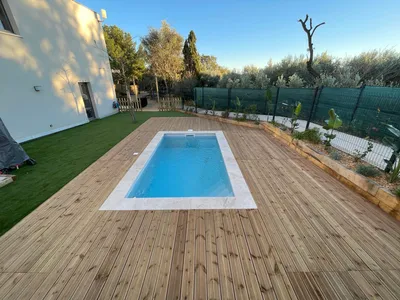 Piscine coque polyester TANNA -10m2 équipée haut de gamme avec traitement automatisé et chauffage performant à La Ciotat