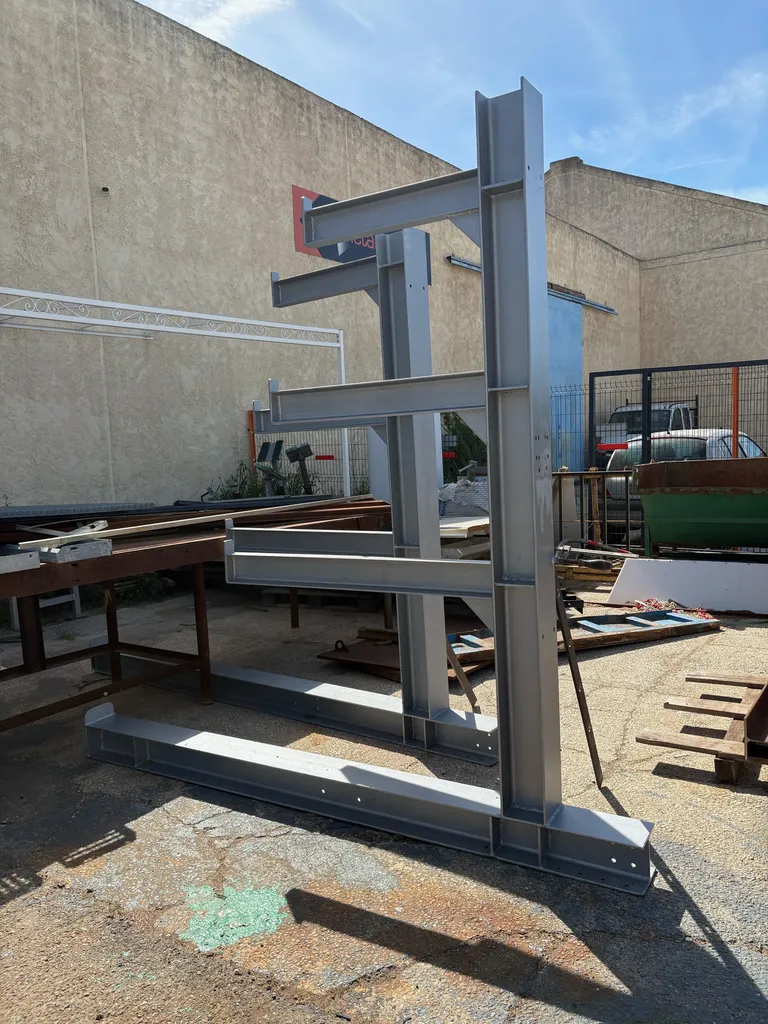 FABRICATION DE RACKS INDUSTRIELS EN ACIER DE RANGEMENT POUR UNE ENTREPRISE DU BATIMENT A MARSEILLE