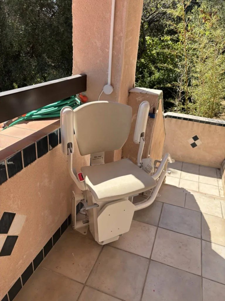 Palier dégagé, accès optimisé pour ce fauteuil monte escalier OTOLIFT TWO en extérieur près de Toulon Palier dégagé, accès optimisé pour ce fauteuil monte escalier OTOLIFT TWO en extérieur près de Toulon