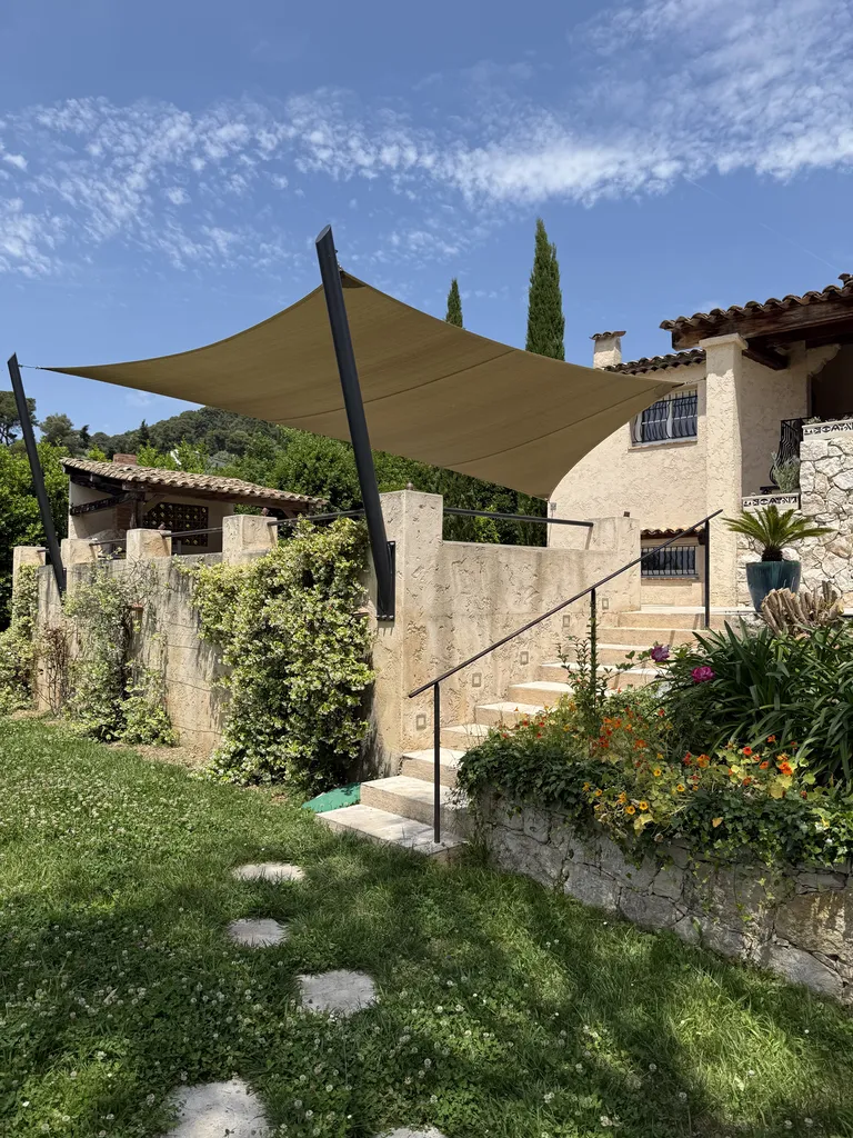 Voile d’ombrage rétractable motorisée à Ramatuelle près de Saint-Tropez
