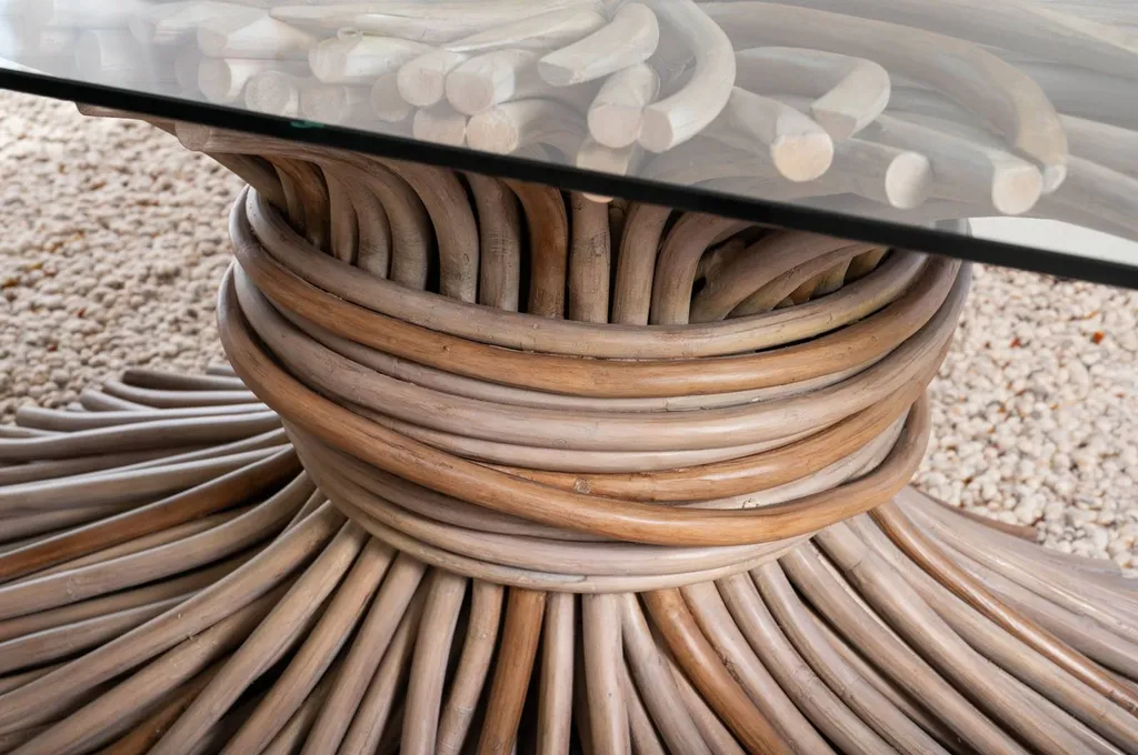 table à manger avec pied en rotin et plateau en verre à Hyères le palmiers