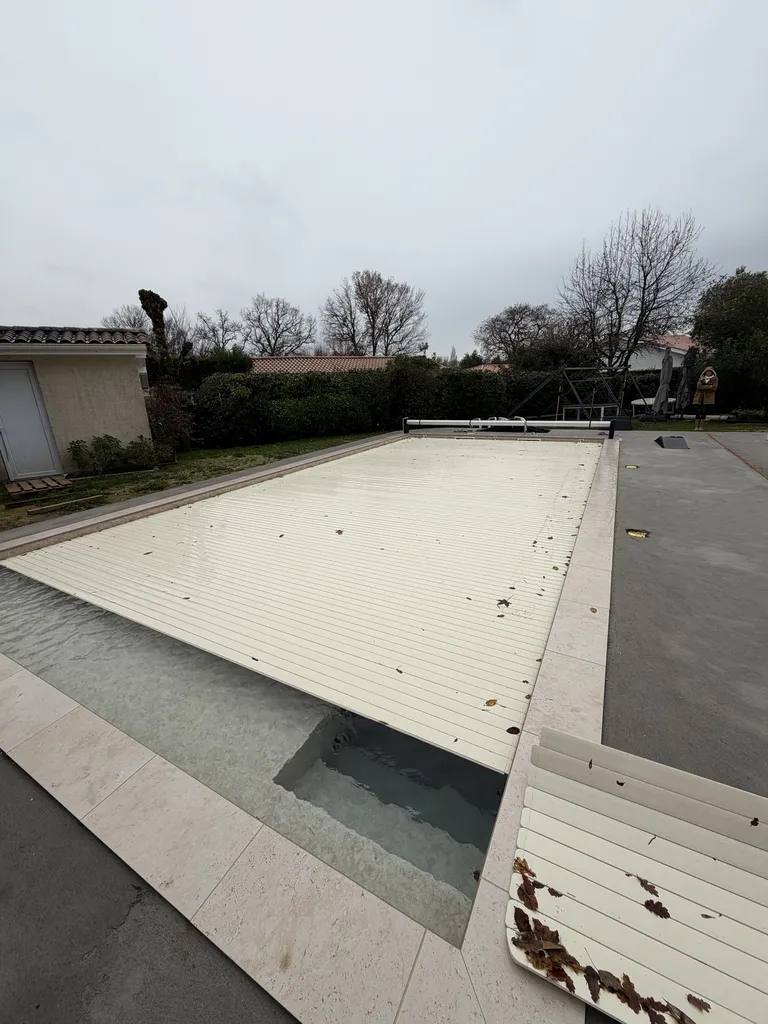 Quel spécialiste pour l'installation rapide et garantie d'un volet roulant motorisé pour ma piscine à côté de Pessac (33600)?