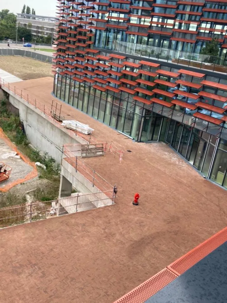 Pose de pavés pour voie d'accès d'un professionnel au sein du quartier d'affaires Wacken à Strasbourg.