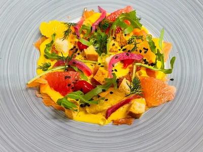 Carpaccio de Saumon fumé maison, marinade aux agrumes et épices de Noël.