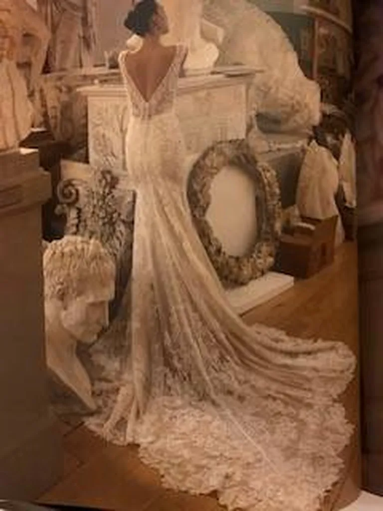 robe de mariée sirène en dentelle haut en transparence, dos nu magnifique traine et brillante à Aix-en-Provence