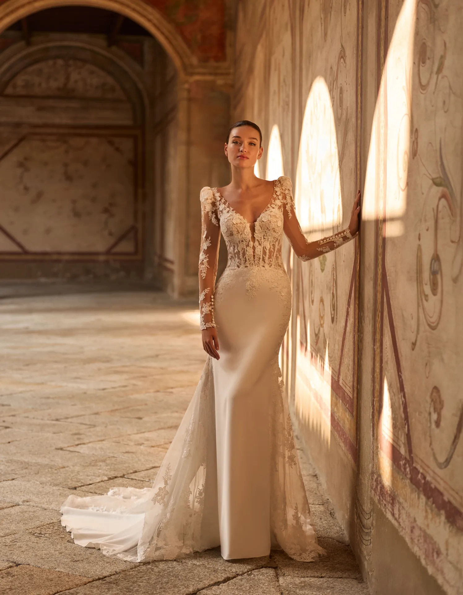 Robe de mariée sirène en crêpe et dentelle Alberto Palatchi modèle INNA 2027 avec bustier décolleté V Igilles Marseille