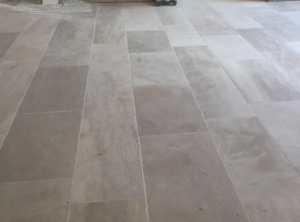 La pierre naturelle claire beige / crème, aux nuances sable et miel, est un matériau incontournable pour les projets recherchant élégance, authenticité et durabilité. Sélectionnée par FRANCEPIERRE