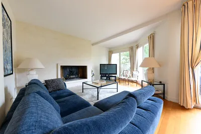 Séjour ouvrant sur le jardin exposé ouest, offrant une luminosité optimale et une parfaite continuité intérieur/extérieur.