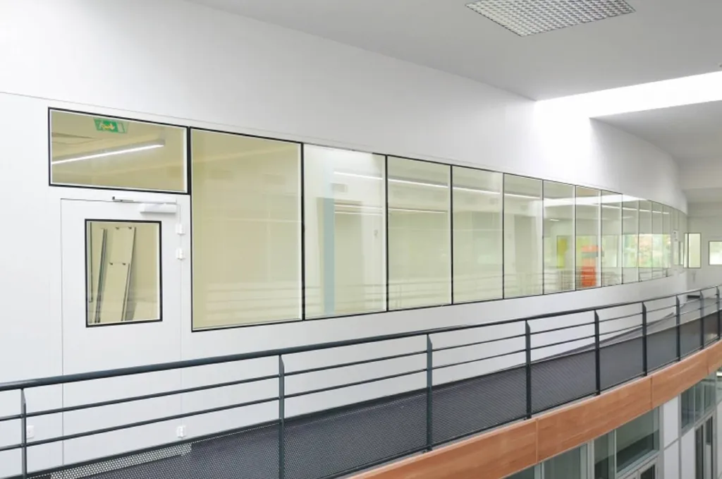 Pose de panneaux et châssis pour salle blanche