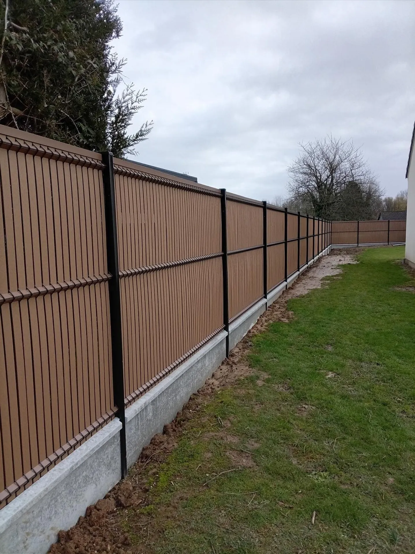 Installation de Clôture PVC occultante, Panneaux rigides avec lattes de protection et Brise-vue à Lisieux dans le Calvados 14 et ses Alentours