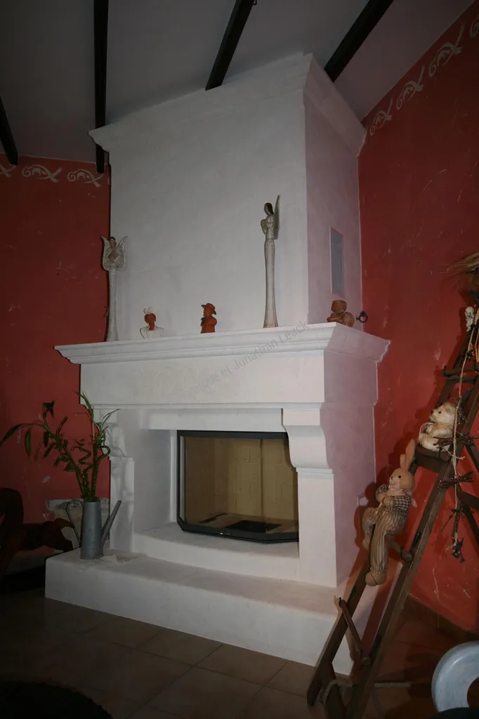 Cheminée et hotte en pierre d'Estaillades avec foyer fermé TOTEM