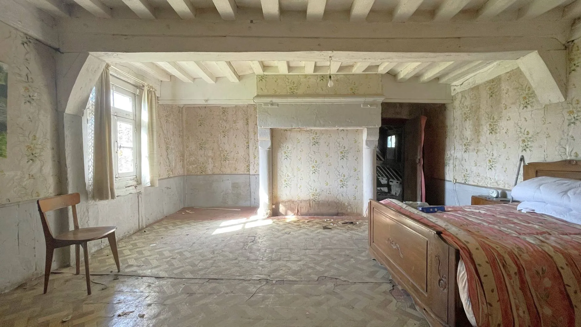 Propriété à rénover à vendre à Mesnières-en-Bray : Maison historique du XVIIe siècle avec longère de 70 m² pour stockage et potentiel d’aménagement.