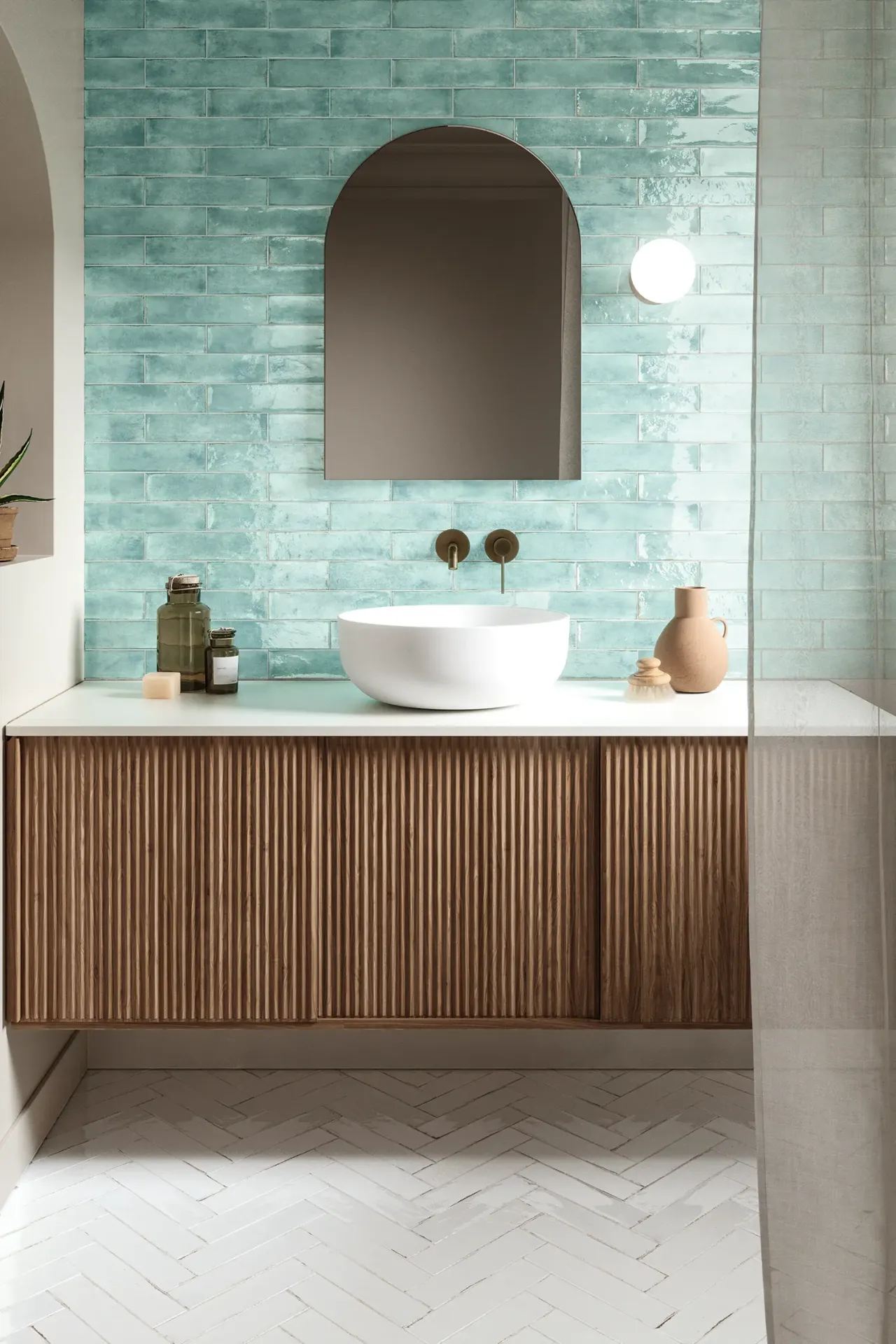 À Bois-Guillaume, près de Rouen, le format 6x25 cm apporte un cachet artisanal aux espaces de vie.