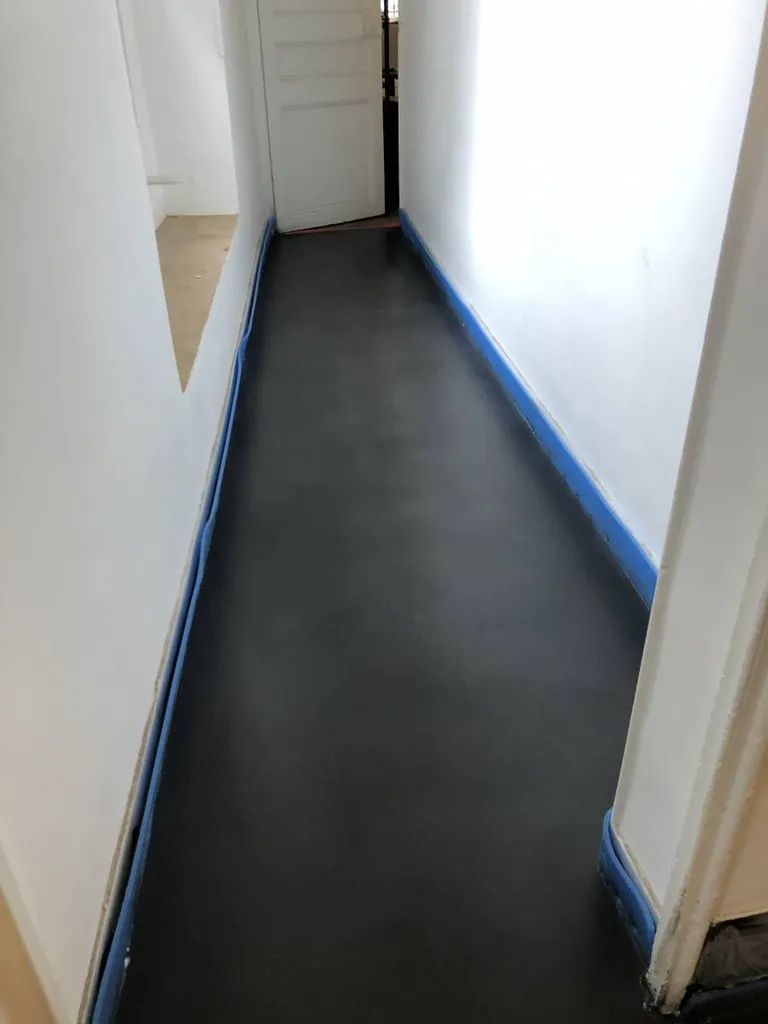 Artisan pour pose de béton ciré noir Roquebrune sur Argens Var 83