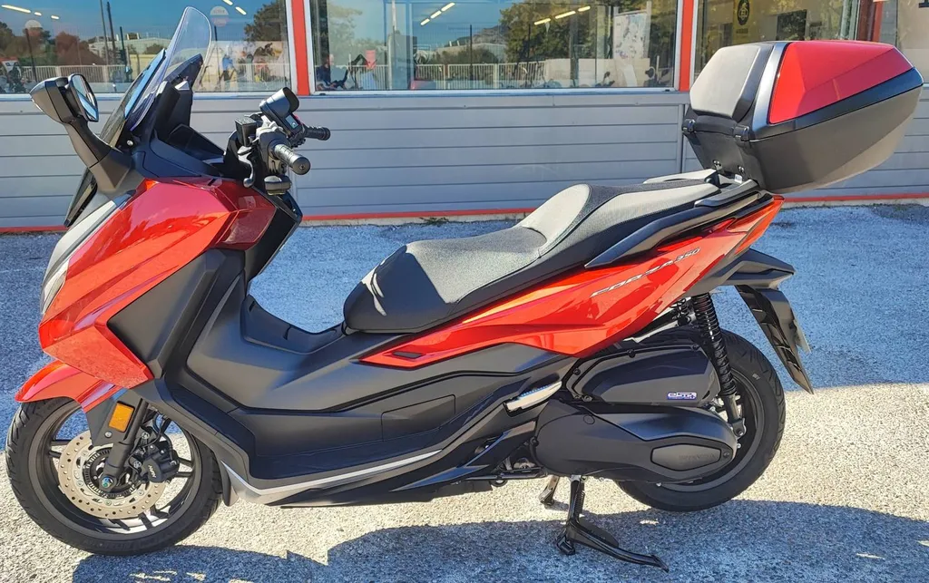 HONDA FORZA 350 TOP BOX DU 03/2023 AVEC 1000 KM.