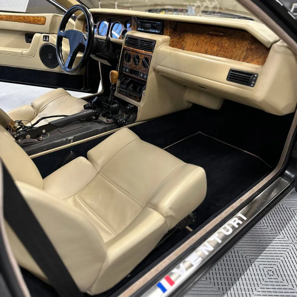 Repigmentation du cuir sur une Venturi 521 Cup à Le Mans (72)