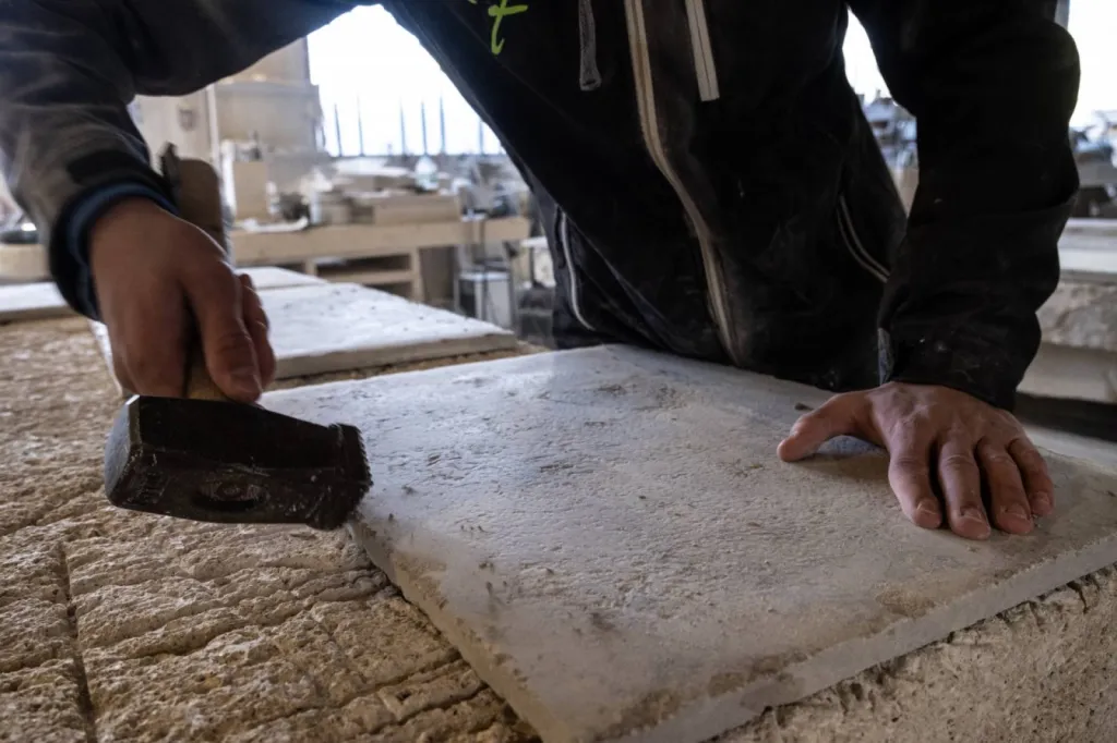 Tailleur de pierre à la finition dalle ancienne de France