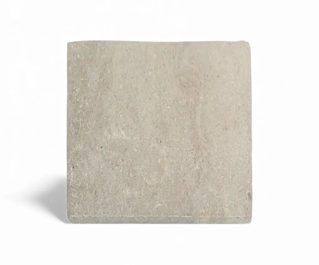 Finition vieillie brossée pierre naturelle Créa Stone offrant rendu doux authentique adapté sols terrasses murs projets intérieurs extérieurs