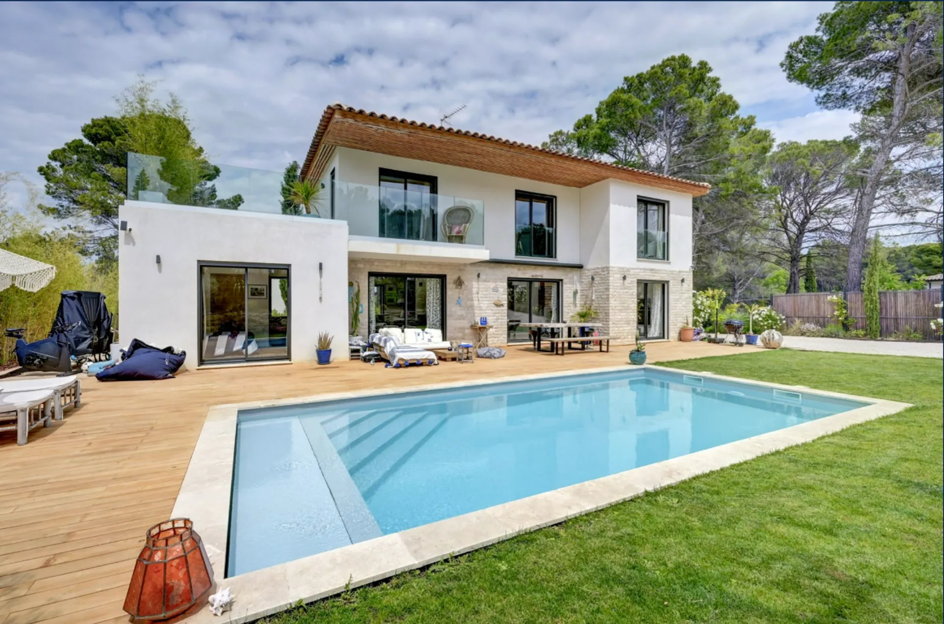 Maison moderne haut de gamme avec toiture terrasse accessible