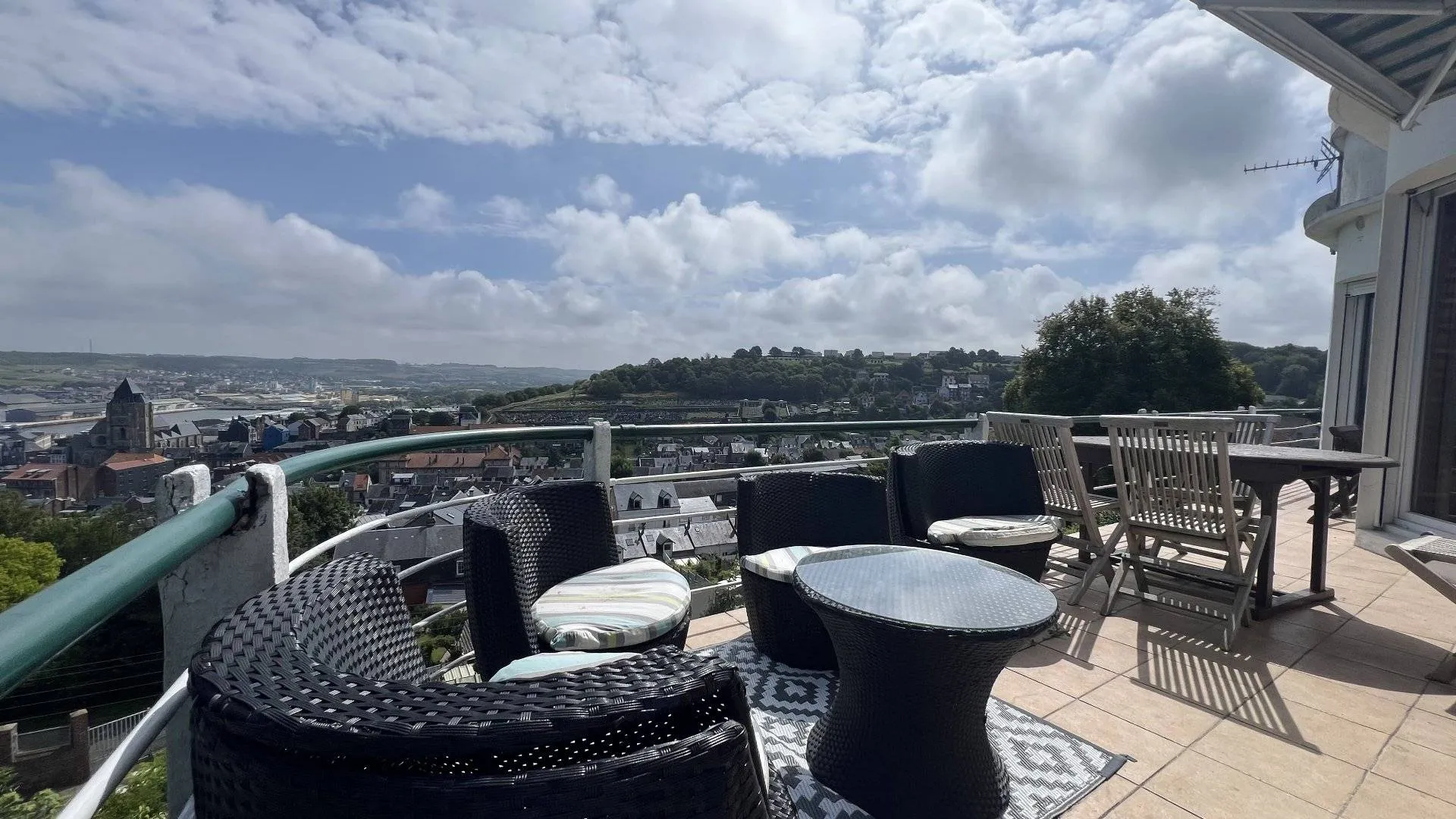 Maison d’architecte 131,5m² avec roof-top et vue panoramique mer, 4 gîtes, annexe à rénover, chalet et garages, idéale chambres d’hôtes au Tréport 76470.