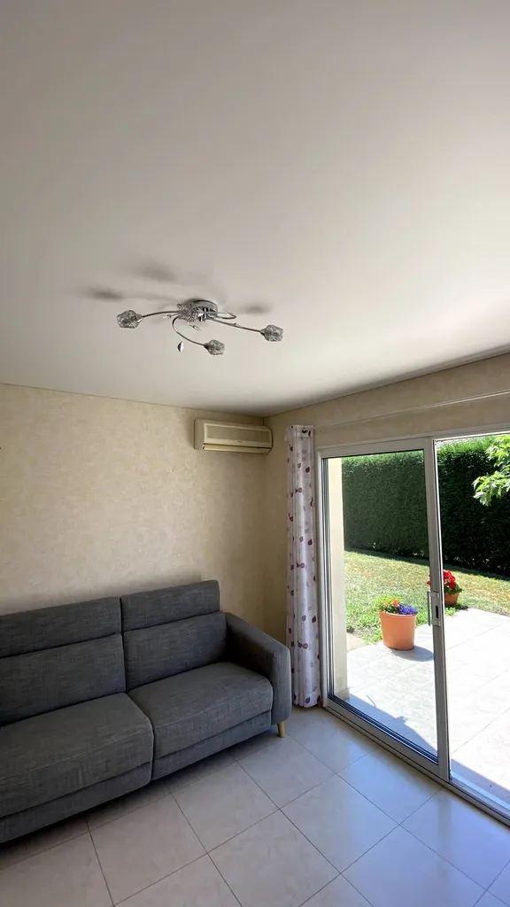 Cacher le lambris bois ou PVC par un plafond tendu dans un salon - Revel  Plafonds Tendus Occitans Aurignac