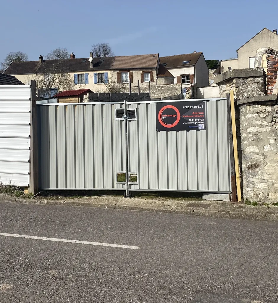 Pose d’un portail bardé double battant 4,20x2 m avec fermeture loquet et cadenas pour résidence à Gerville 78930