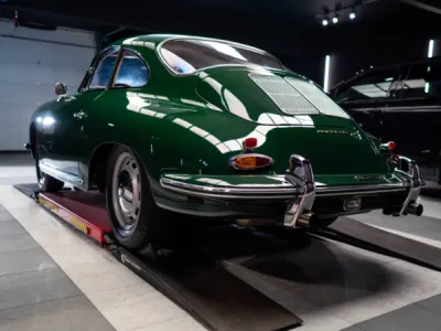 Détail de la Porsche 356 verte après un polissage complet, offrant une brillance intense et une finition impeccable grâce à notre expertise en esthétique automobile.