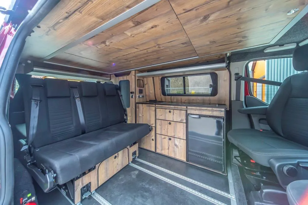 Aménagement intérieur d'un Ford Transit Custom Court sur-mesure à Annecy : van au style chalet alpin pour la Haute-Savoie