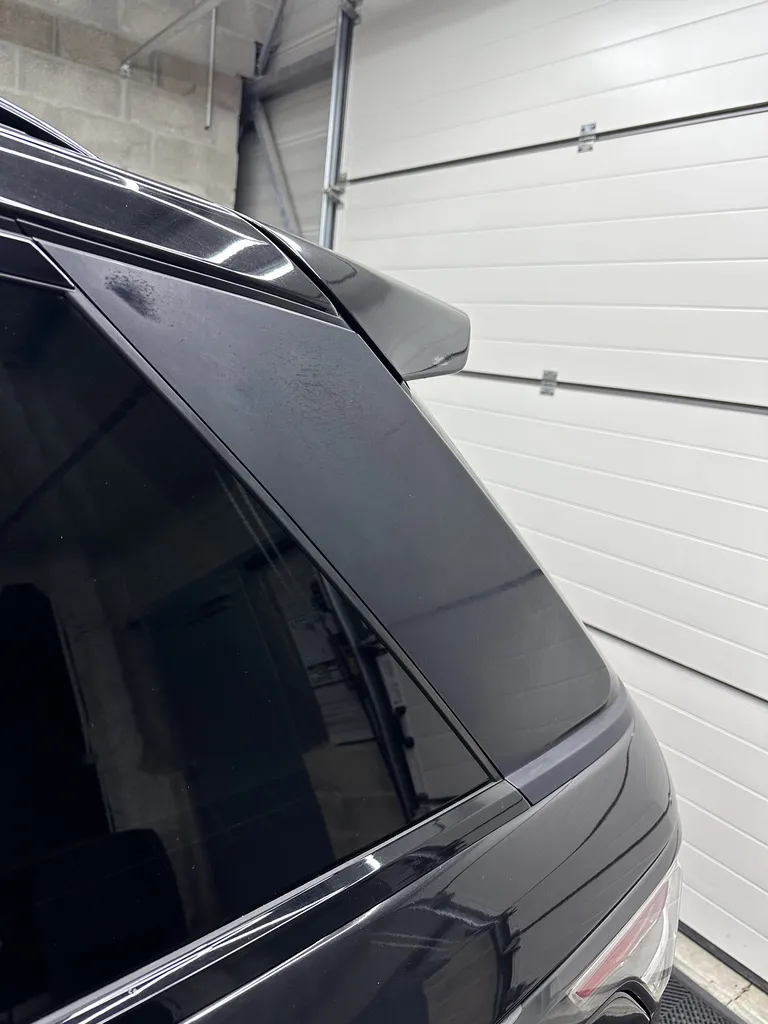 Rénovation et correction des montants piano black ternis sur Range Rover HSE proche Marne-la-Vallée en Seine-et-Marne