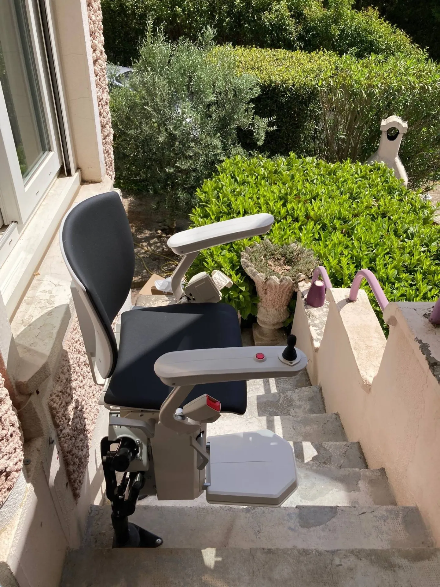 fauteuil monte escalier OTOLIFT TWO en extérieur à son point haut d'arrivée à Orange près d'Avignon