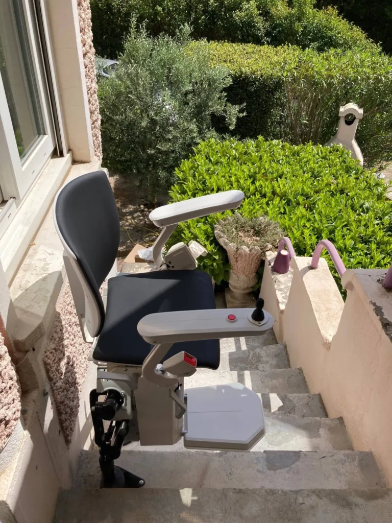 fauteuil monte escalier OTOLIFT TWO en extérieur à son point haut d'arrivée à Orange près d'Avignon