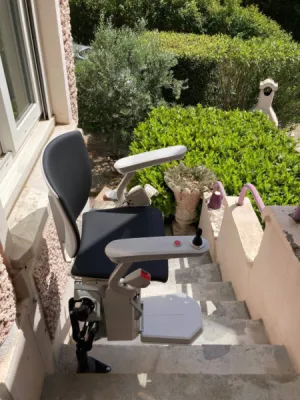 fauteuil monte escalier OTOLIFT TWO en extérieur à son point haut d'arrivée à Orange près d'Avignon