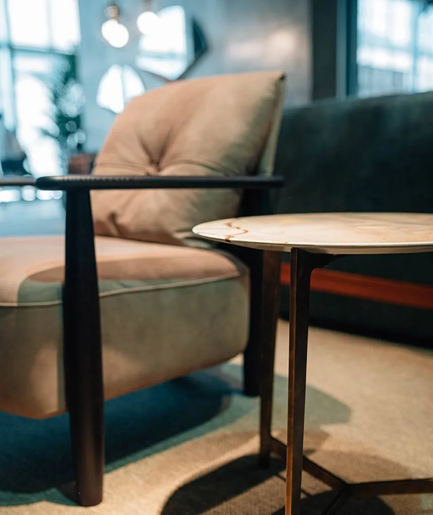 fauteuil avec cuir italien et bois massif à hyères centre-ville à proximité de La Garde