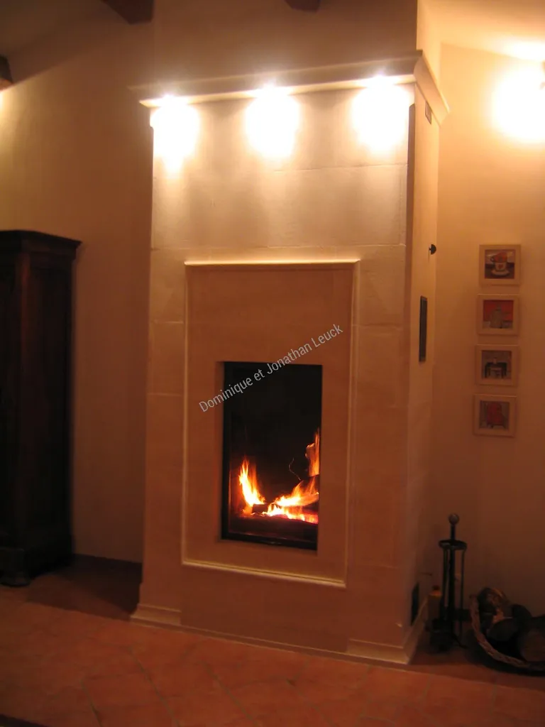 Cheminée contemporaine en pierre d'Estaillades avec foyer TOTEM