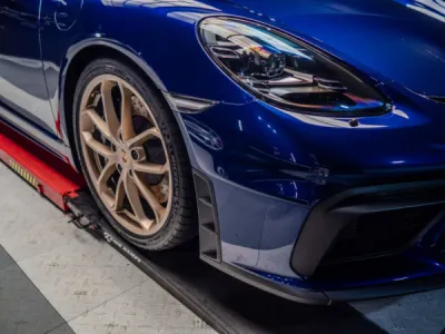 Résultat haut de gamme après pose de film XPEL sur Porsche 718 Spyder dans le Morbihan.