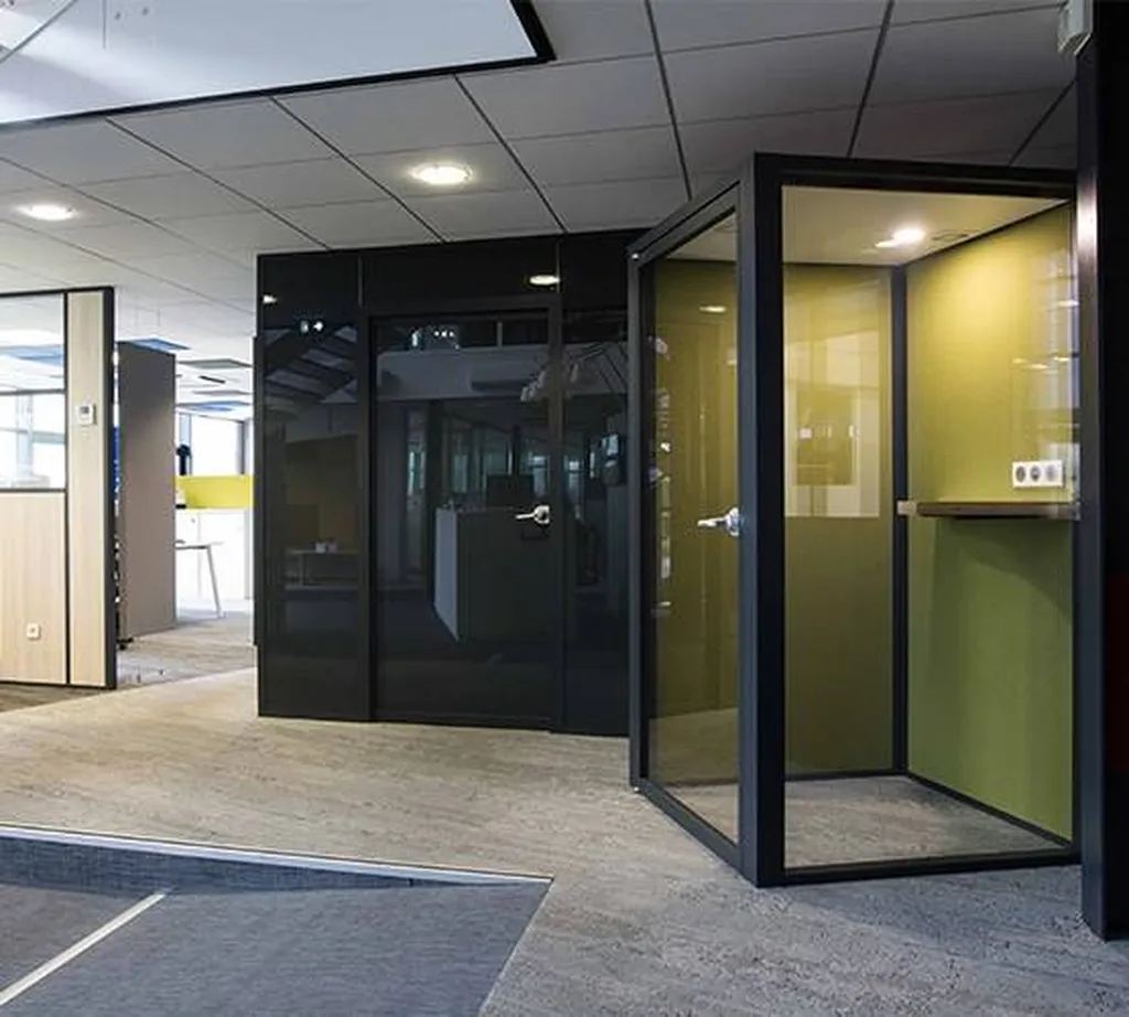 Cabine acoustique vitrée pour s'isoler en toute tranquillité dans un coworking à Marseille