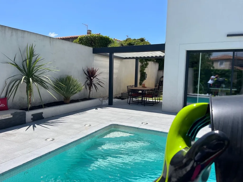 Installation d’une Pergola Marquises Modèle Open avec Poteaux Décalés à Châteauneuf-les-Martigues