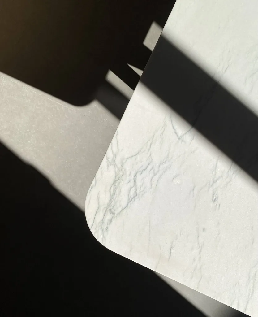 Table en Quartzite avec ces pieds en bois sur-mesure à Arles