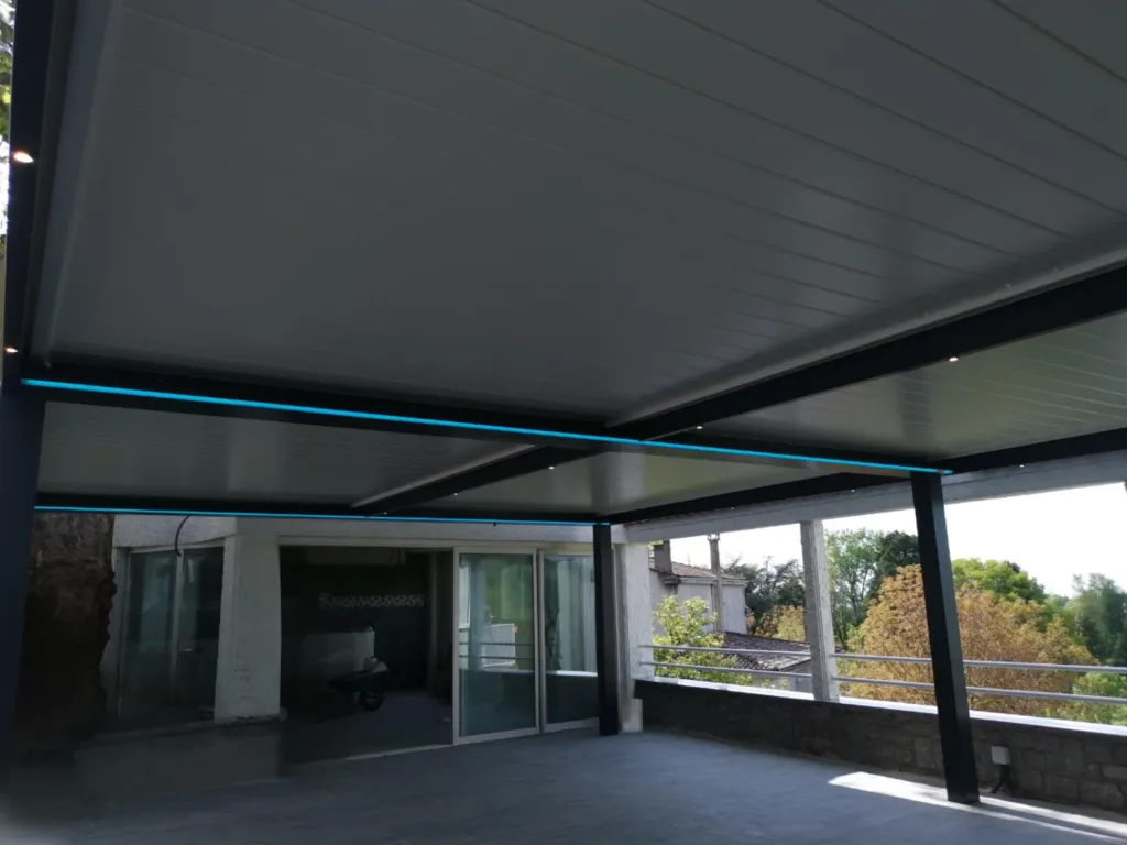Installation de pergola bioclimatique motorisée avec éclairage LED intégré à LACROUZETTE pour la terrasse d'un restaurant