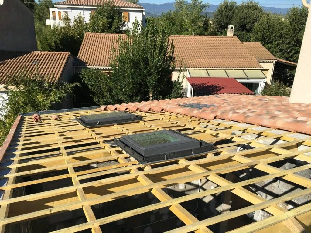 Charpente avec mortaise en deux pentes et alignement d'une cuisine d'été Le Puy-Sainte-Réparade 