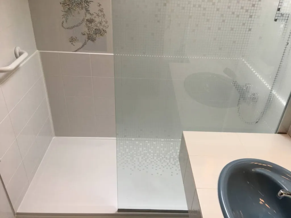 Remplacement baignoire par douche senior sécurisée