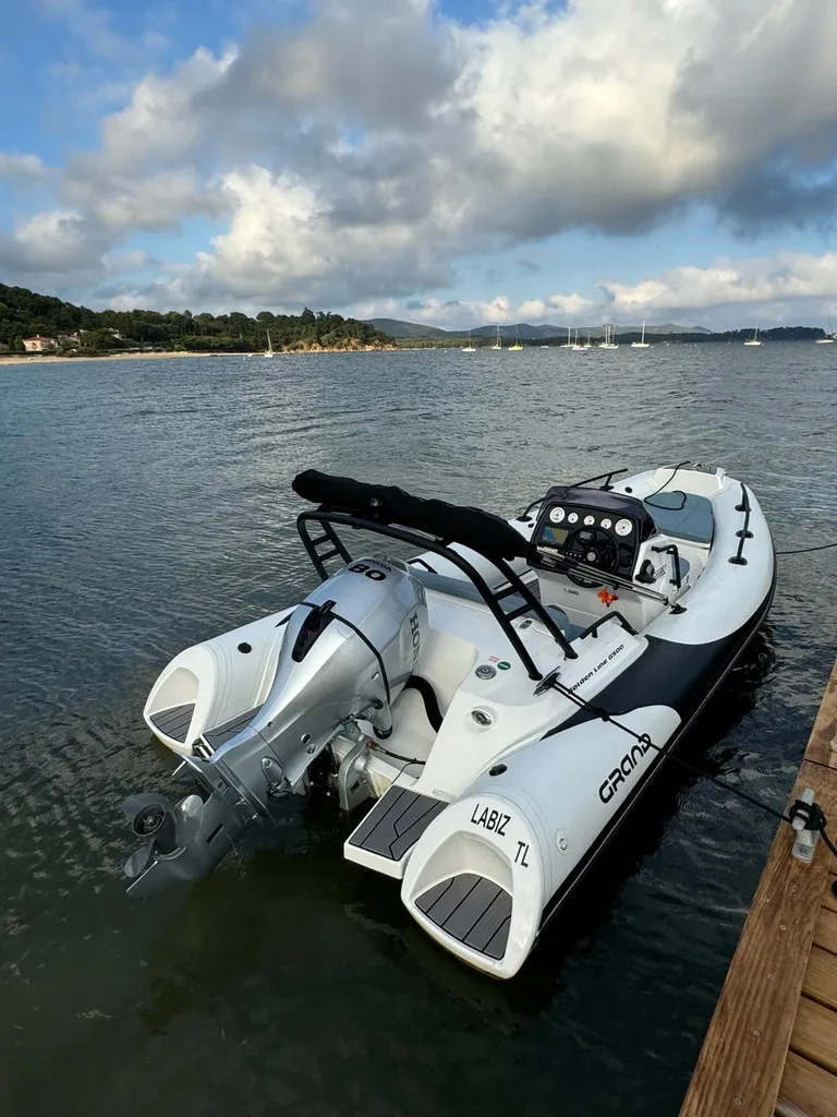 Toni Marine propose à la vente un Grand Boats Golden Line G500 d'occasion équipé d'un moteur Honda BF80 visible à La Londe les Maures dans le Var