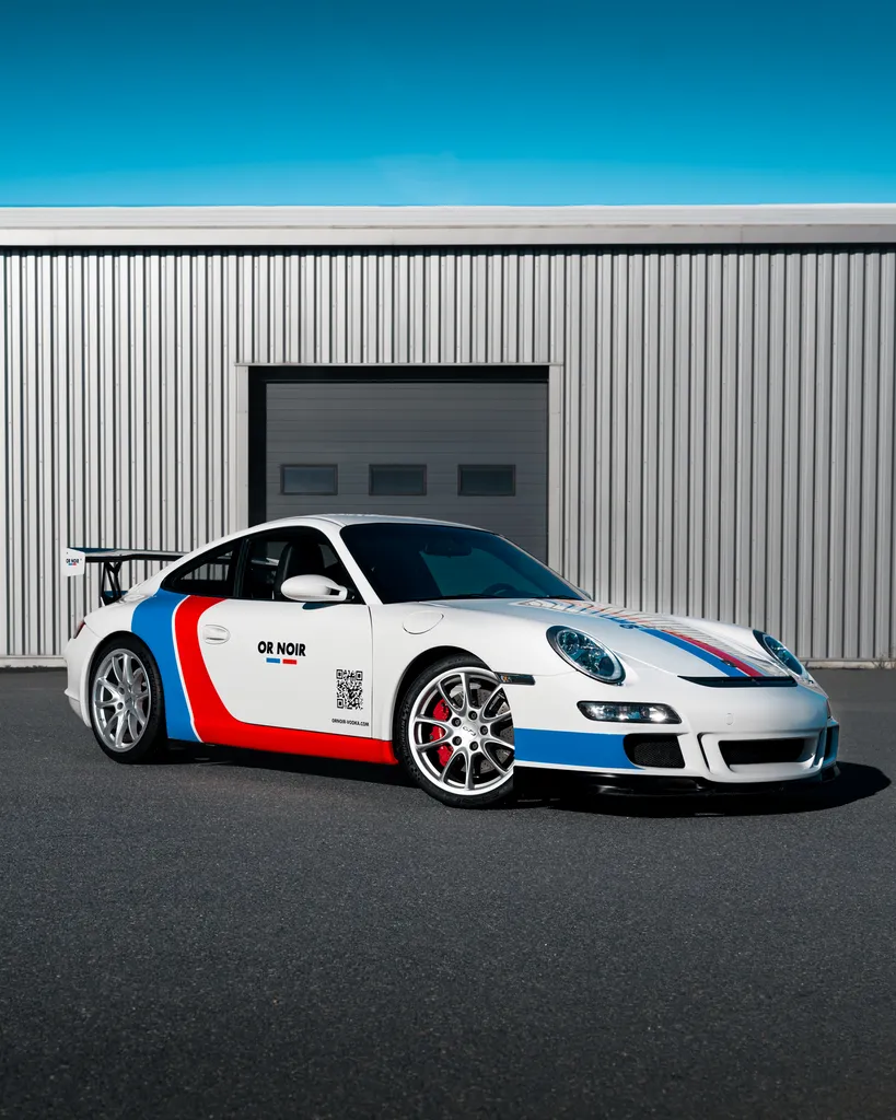 Décoration publicitaire OR NOIR Vodka sur cette Porsche 911 997 GT3