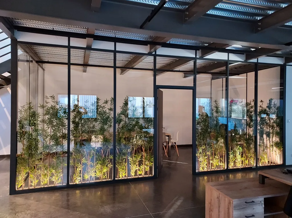 Mise en place de cloisons vitrés sur mesures dans des bureaux à Fareins dans l'Ain