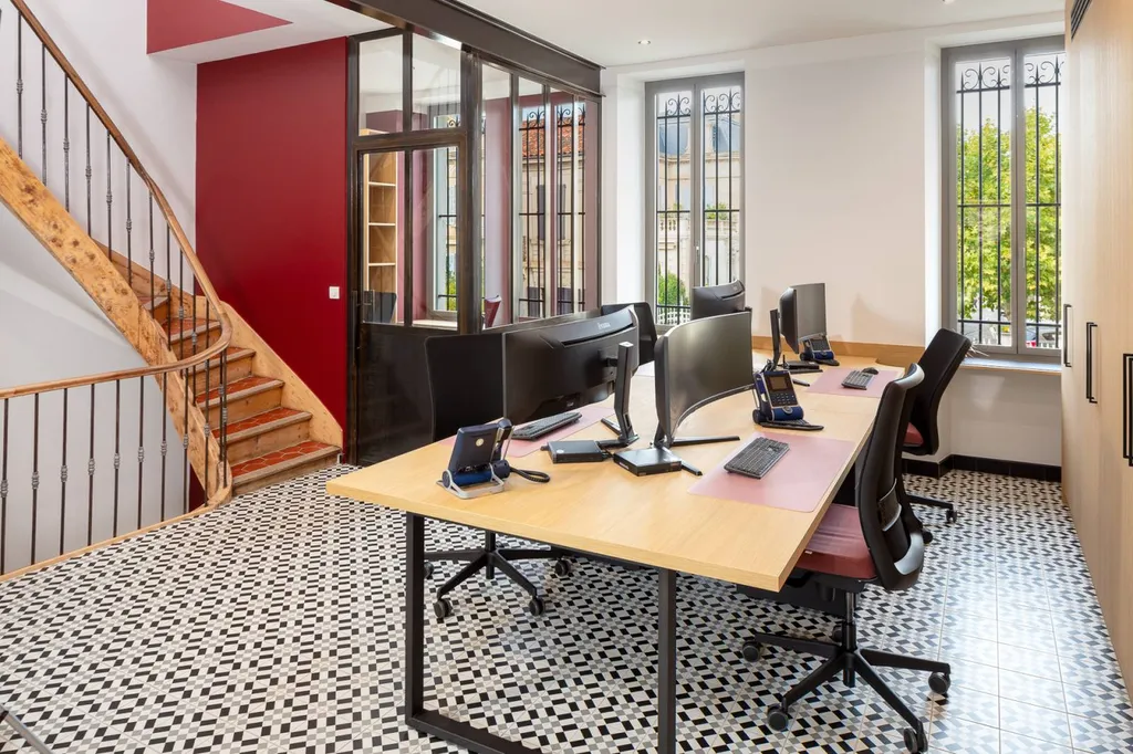 Open space premier étage 13300 Salon-de-Provence