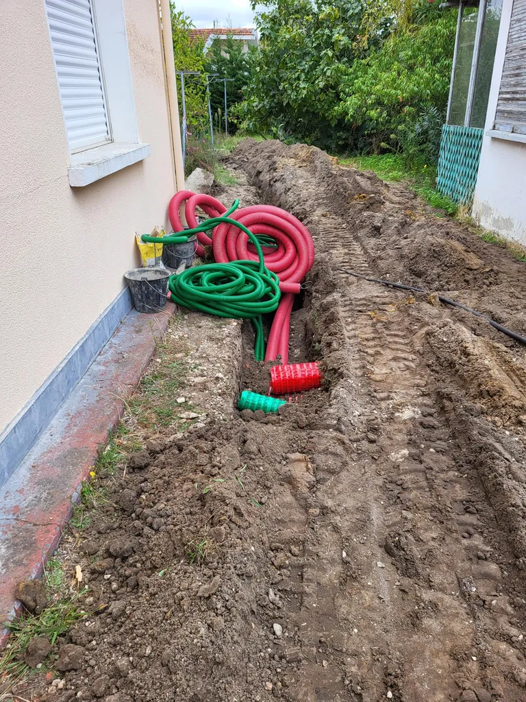 Projet de viabilisation à Pessac: création de réseaux pour électricité, télécom et eaux usées suite à division parcellaire.