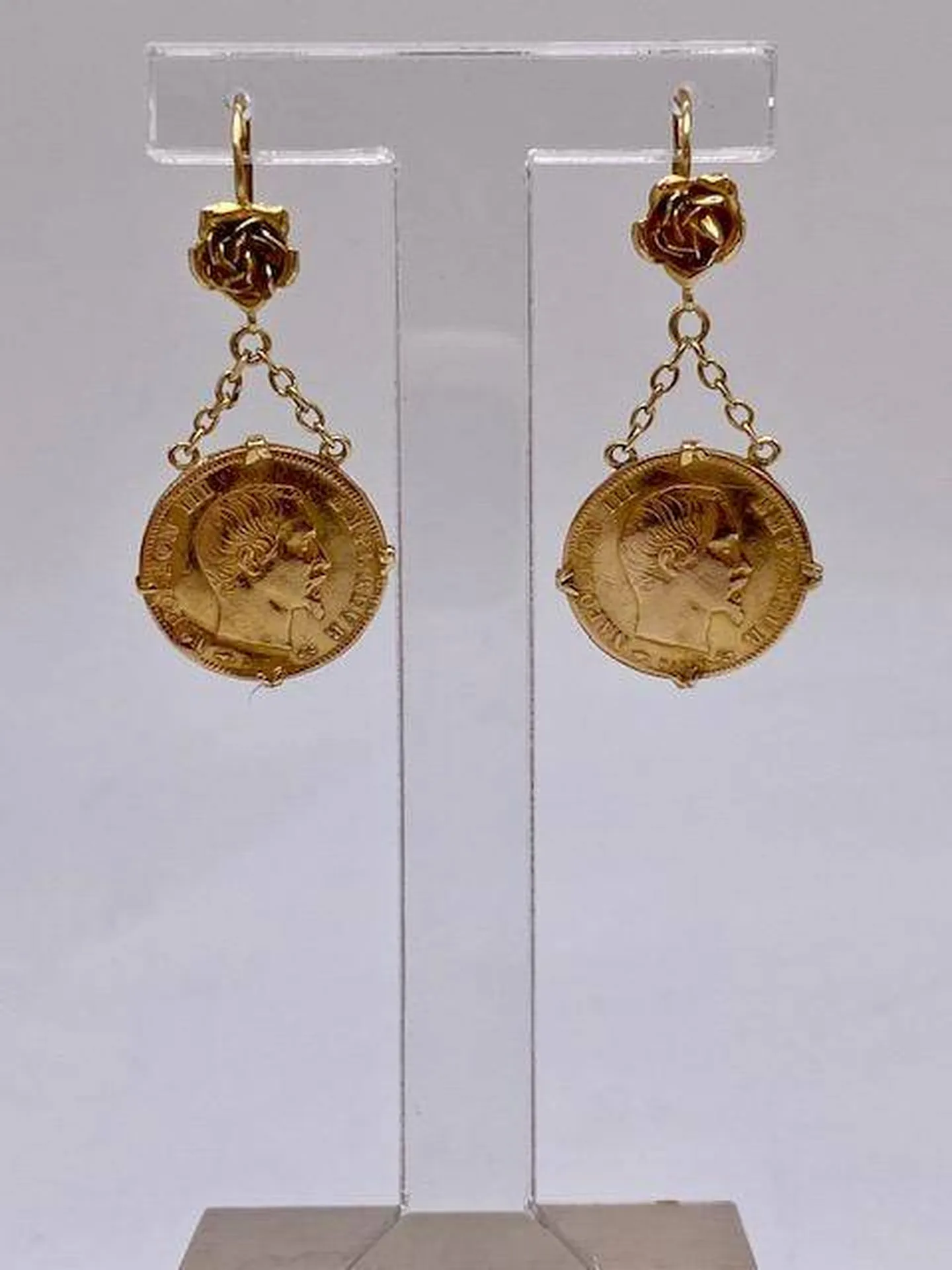 Boucles d'oreilles porte pièce 5 Francs montées sur or 750/1000ème en pendantes parmi la vitrine de bijoux en dépôt vente chez Or Ligne à La Teste de Buch près de Bordeaux
